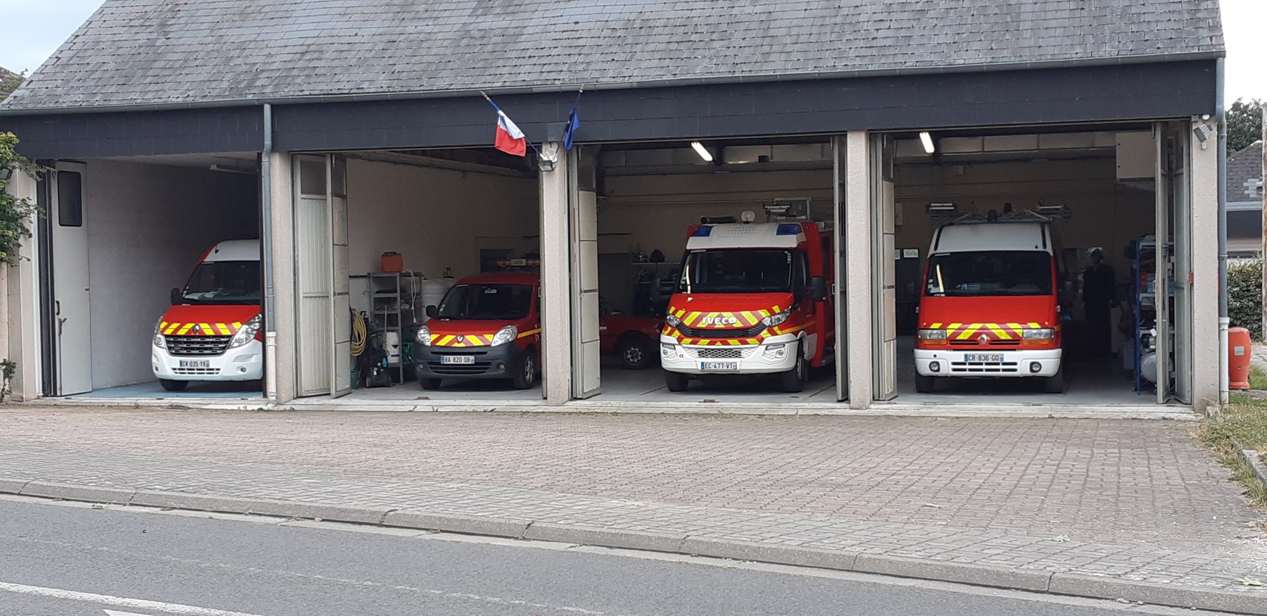 La remise de la caserne de Dordives et ses véhicules